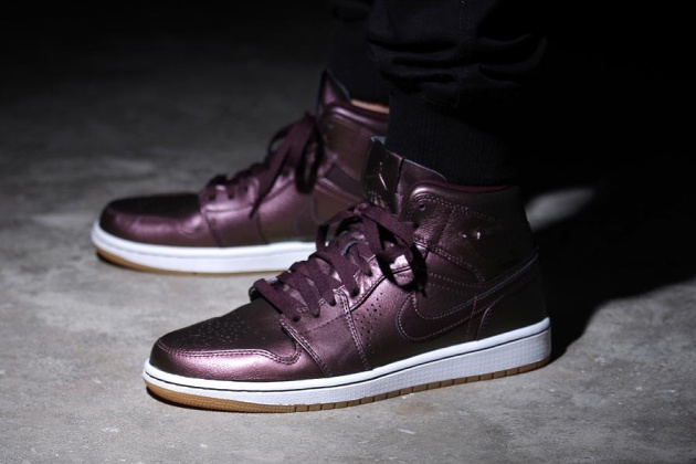 air-jordan-1-mid-nouveau-burgundy-1