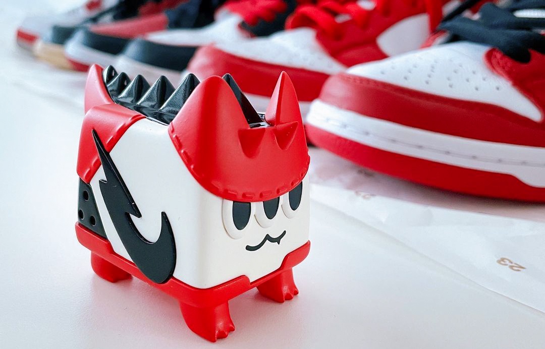 Sneaker Dino Cat art toy